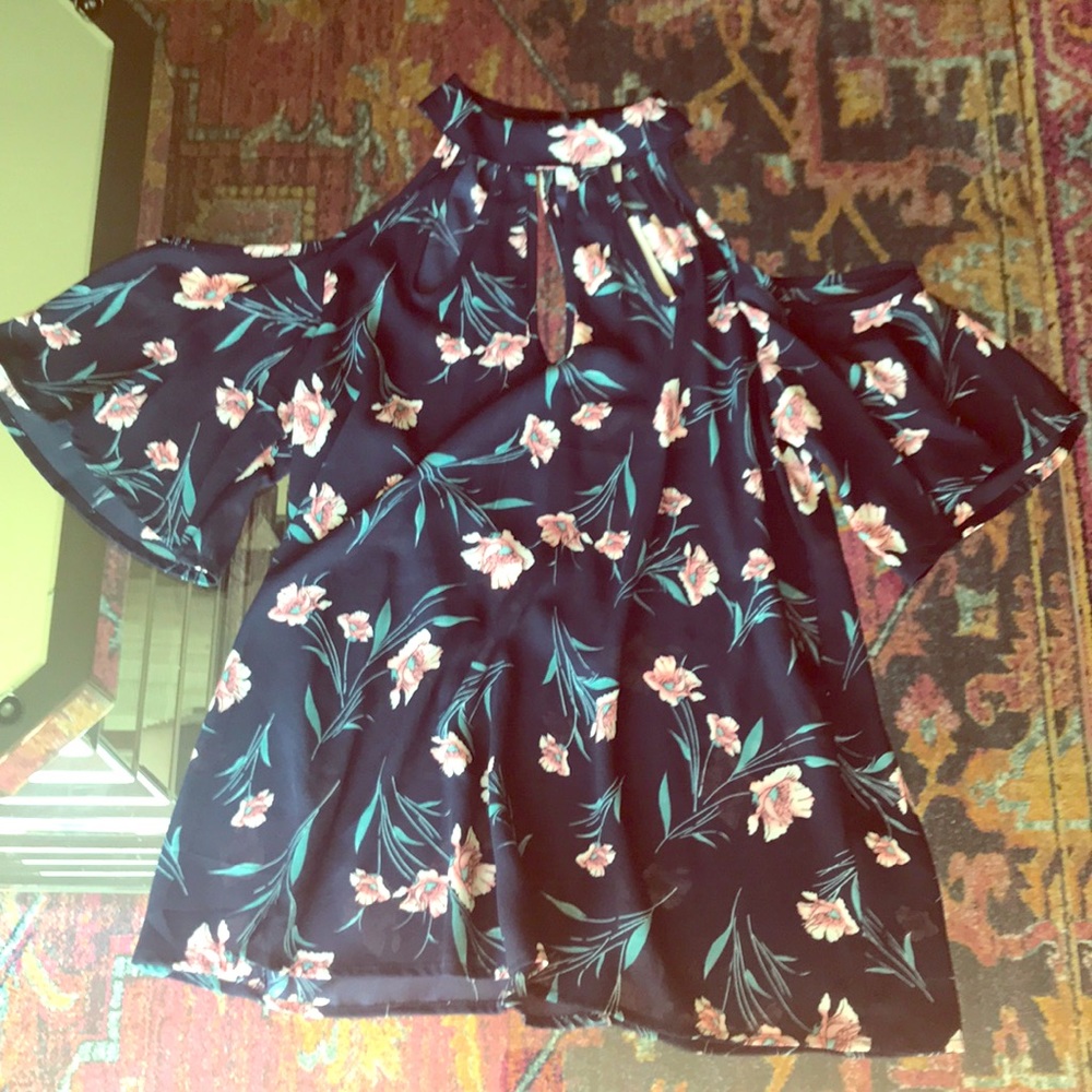 Cold shoulder floral top with key-hole detail